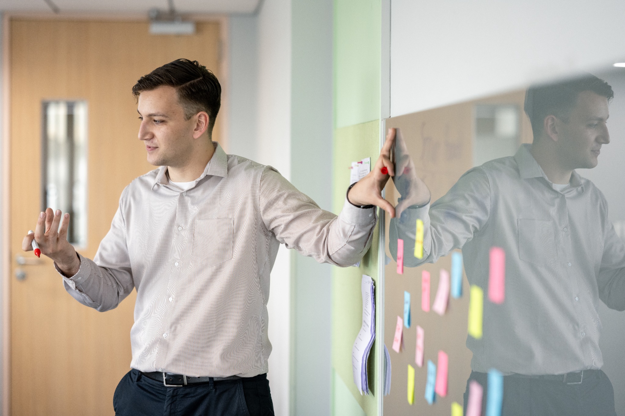 Floris Moest geeft uitleg bij een whiteboard met notities